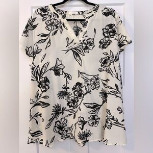 Maurices Black and Off-White Short Sleeve Blouse with Floral Design Size 2x NWOT